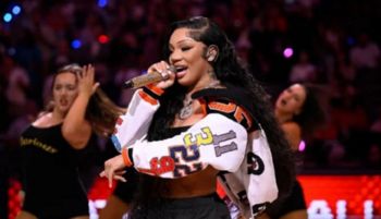 شاهد .. حادث غريب.. مغنية أميركية تُبلّغ عن سرقة منزلها فإعتقلها الشرطة