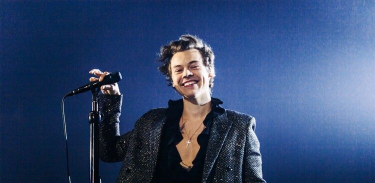 شاهد .. هاري ستايلز يفاجئ الجمهور.. منتج جديد يدخل عالم الصحة الجنسية!