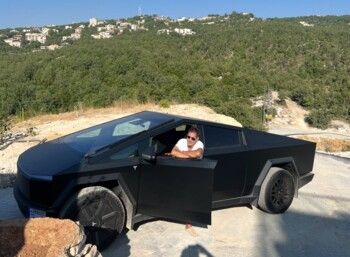 شاهد .. أمير يزبك يستعرض سيارته الفارهة.. وهذا سعرها