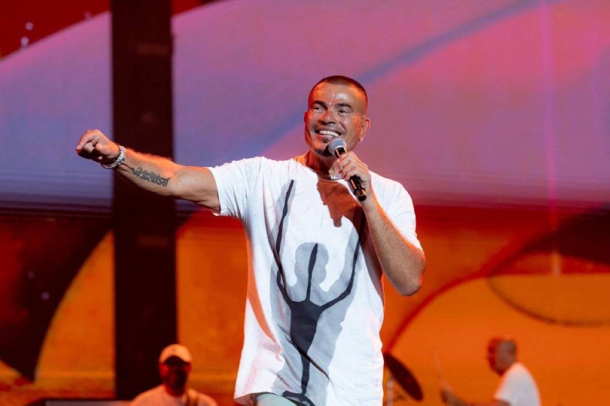 اتفرج – عمرو دياب يضيء سماء الرياض بحفل استثنائي في مسرح أبو بكر سالم