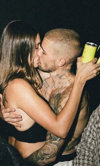 شاهد .. في مواجهة الشائعات ... جاستن بيبر بخطوة رومانسية جريئة في مكان عام