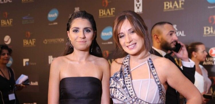 شاهد .. إبنة كارين رزق الله تقضي وقتاً ممتعاً على البحر.. وهكذا ظهرت بالمايوه