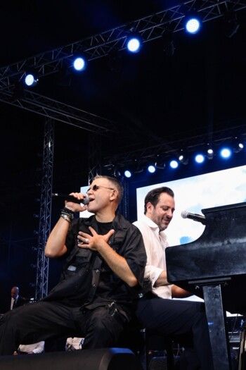 شاهد .. ليلة موسيقية حالمة.. غي مانوكيان يسطع في سماء بيروت