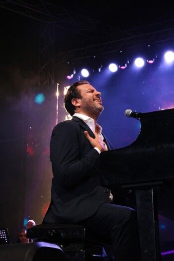 شاهد .. ليلة موسيقية حالمة.. غي مانوكيان يسطع في سماء بيروت