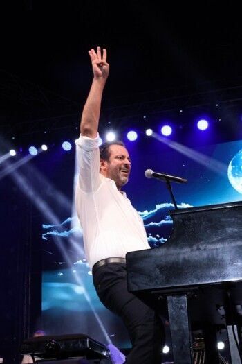 شاهد .. ليلة موسيقية حالمة.. غي مانوكيان يسطع في سماء بيروت