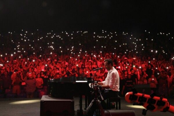 شاهد .. ليلة موسيقية حالمة.. غي مانوكيان يسطع في سماء بيروت