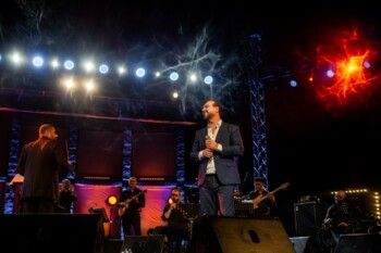 شاهد .. على مسرح الحمامات في تونس .. وائل جسار يودّع زياد الرحباني بالأغنية التي لا تموت