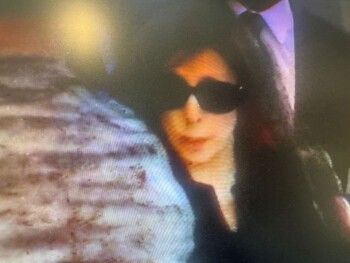 شاهد .. فيروز تصل إلى عزاء إبنها زياد الرحباني- بالصور