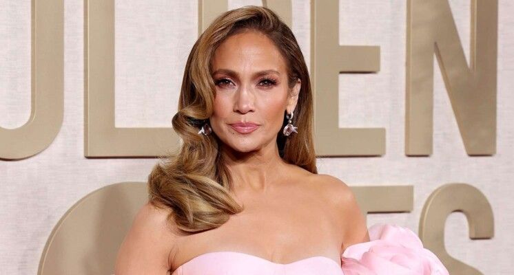 شاهد .. فستان جينيفر لوبيز يسقط أثناء رقصها.. هذا ما فعلته