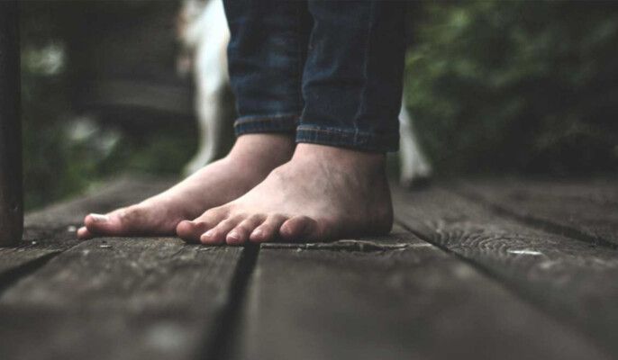 شاهد .. ممثل شهير يقرر التخلي عن ارتداء الأحذية للأبد.. والسبب مأساوي!