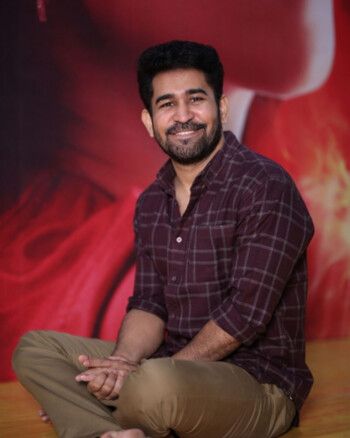 شاهد .. ممثل شهير يقرر التخلي عن ارتداء الأحذية للأبد.. والسبب مأساوي!