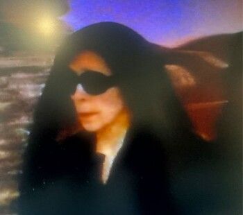 شاهد .. فيروز تصل إلى عزاء إبنها زياد الرحباني- بالصور