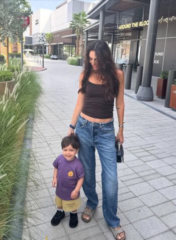 شاهد .. بعد 10 سنوات.. هكذا بدت ملكة جمال لبنان لعام 2015 برفقة عائلتها