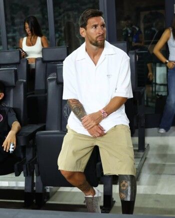 شاهد .. ساعة نسائية في يد ليونيل ميسي تلفت الأنظار.. وسعرها خيالي!