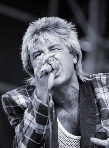 شاهد .. رحيل فنان شهير في حادث مأساوي