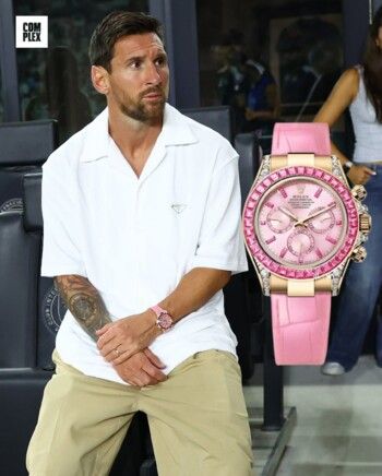 شاهد .. ساعة نسائية في يد ليونيل ميسي تلفت الأنظار.. وسعرها خيالي!