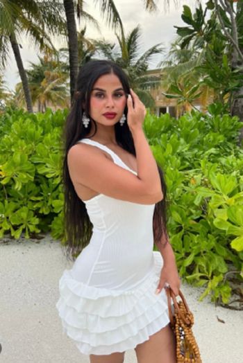 شاهد .. منة عرفة تستمتع بعطلتها في المالديف بإطلالة صيفية أنيقة