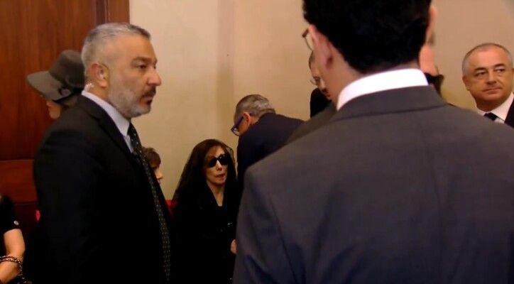 شاهد .. فيروز توجه رسالة إلى مصر خلال تقديم السفير المصري في لبنان واجب العزاء – بالفيديو