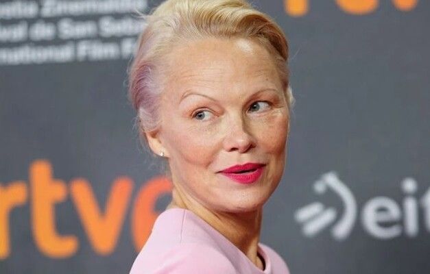 شاهد .. رومانسية من الشاشة الى الحقيقة : باميلا أندرسون تقع في حب هذا الممثل الشهير!