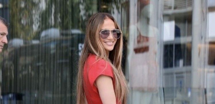 شاهد .. إطلالة لـ جينيفر لوبيز تعيد إحياء موضة 2010 من جديد