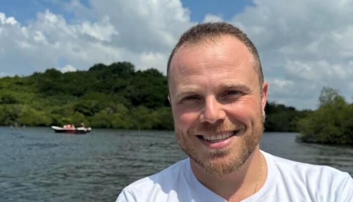 شاهد .. عاصي زياد الرحباني بصورعائلية جديدة .. ابتسامات ولطف وسلام