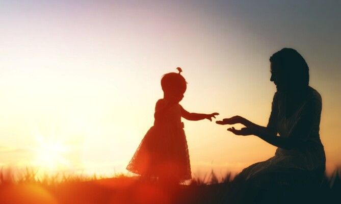 شاهد .. يوتيوبر شهيرة تتعرض لحادث مروع برفقة إبنتها