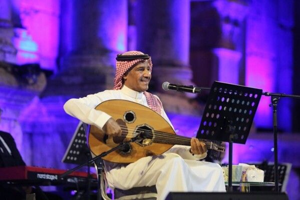 شاهد .. خالد عبد الرحمن يشعل مدرجات "الجنوبي" .. وجمهوره يردّد أغانيه قبل أن يبدأ