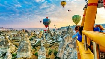 شاهد .. غوريميه التركية.. النوم في كهوف الزمن والطيران في سماء الأحلام