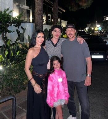 شاهد .. باسل خياط يشارك لحظة عائلية دافئة.. وابنته تلفت الأنظار بعفويتها