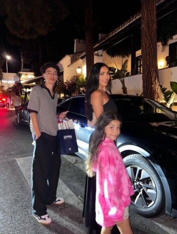 شاهد .. باسل خياط يشارك لحظة عائلية دافئة.. وابنته تلفت الأنظار بعفويتها