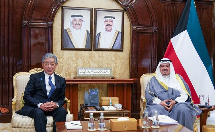 رئيس الوزراء بحث تعزيز العلاقات مع وزير خارجية اليابان