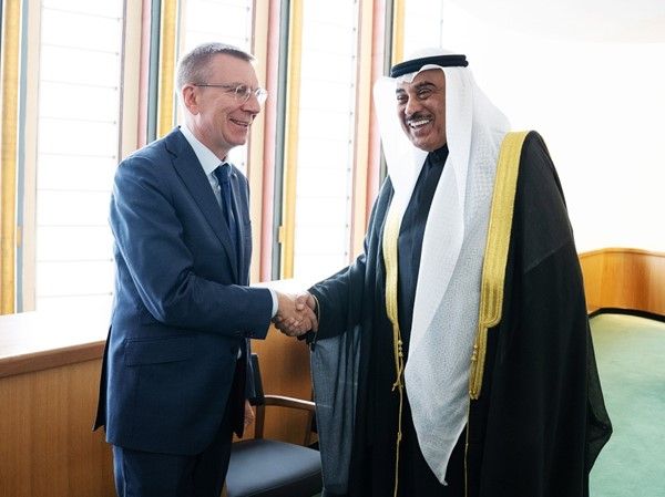 ممثل الأمير بحث مع رئيس لاتفيا العلاقات الثنائية وسبل تطويرها