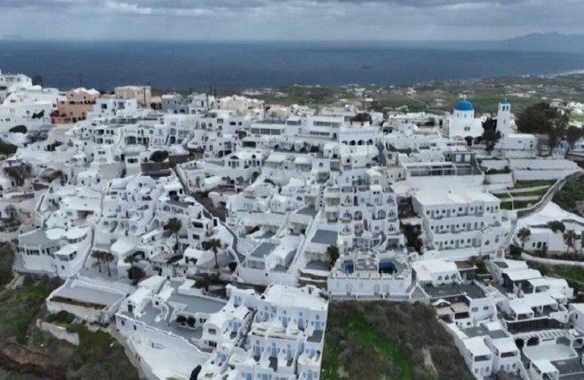 علماء يكشفون سر "العاصفة الزلزالية" التي هزّت جزيرة سانتوريني