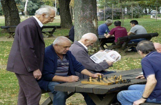 العلاقات الاجتماعية القوية… سرّ جديد لإبطاء الشيخوخة!