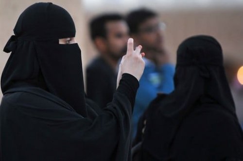 قرار مفاجئ من الجوازات السعودية يقلب حياة المقيمين رأساً على عقب.. الترحيل فوراً للزوجات