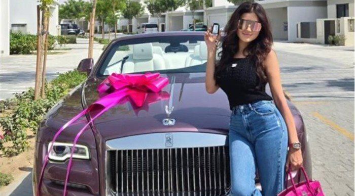 شاهد .. محمد سامى يهدى زوجته مي عمر سيارة فارهة في عيد ميلادها (صور)