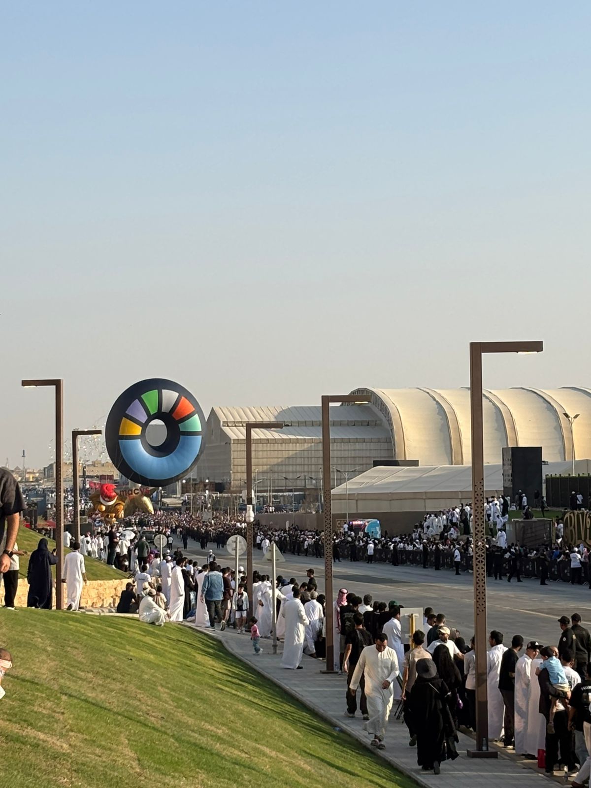 بالونات عملاقة بألوان زاهية تزين سماء الرياض فى افتتاح موسم 2025