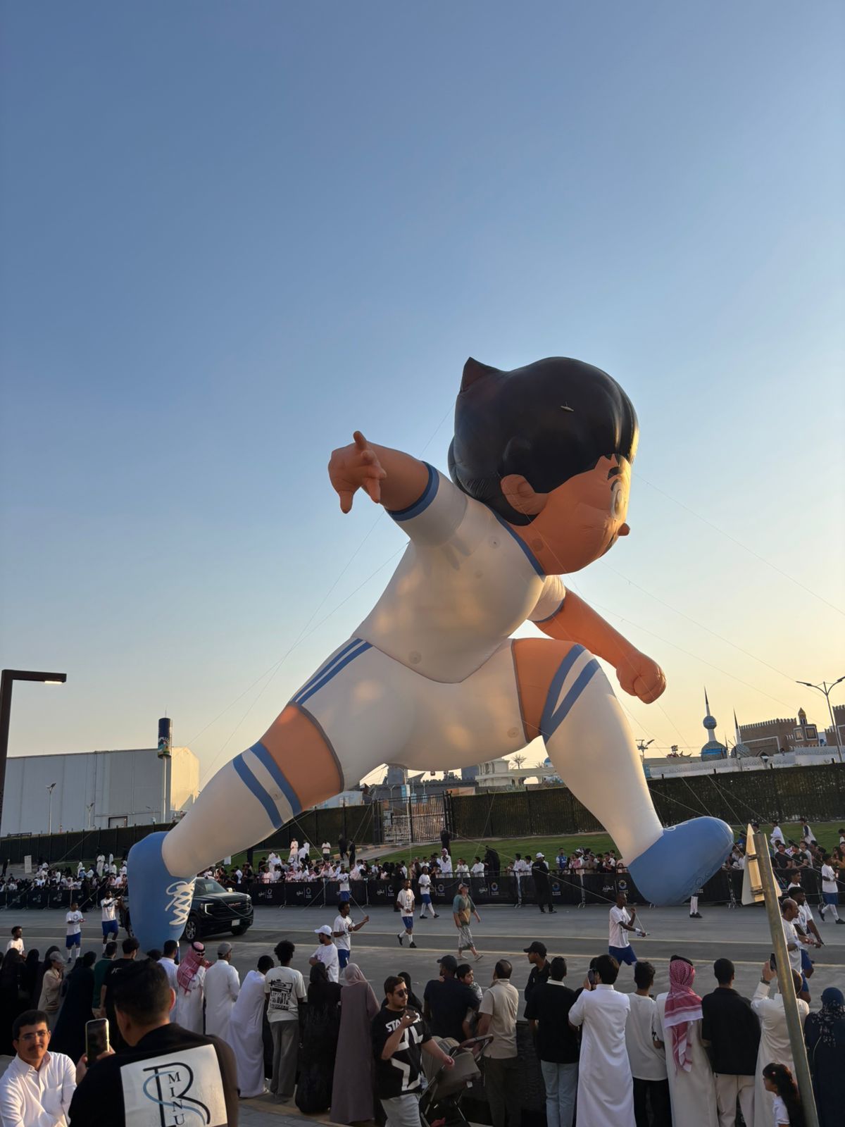 بالونات عملاقة بألوان زاهية تزين سماء الرياض فى افتتاح موسم 2025