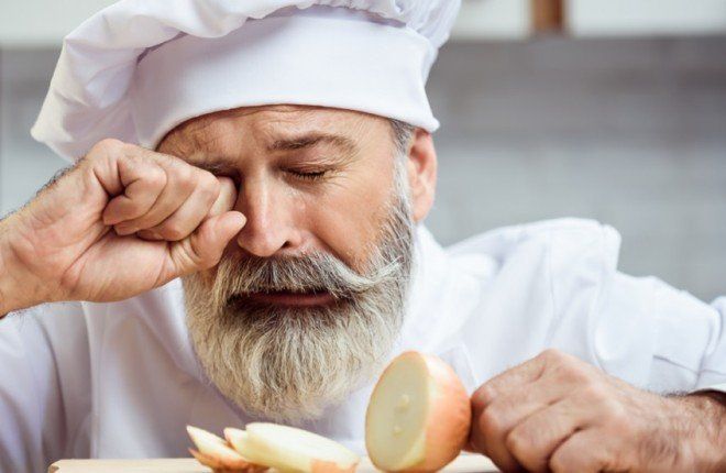 دراسة علمية تكشف الطريقة الأدق لتقطيع البصل بلا دموع
