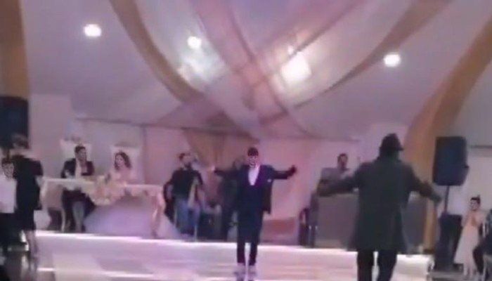 شاهد .. وفاة المغني الشعبي يُكسل قادر أثناء إحيائه حفل زفاف في تركيا