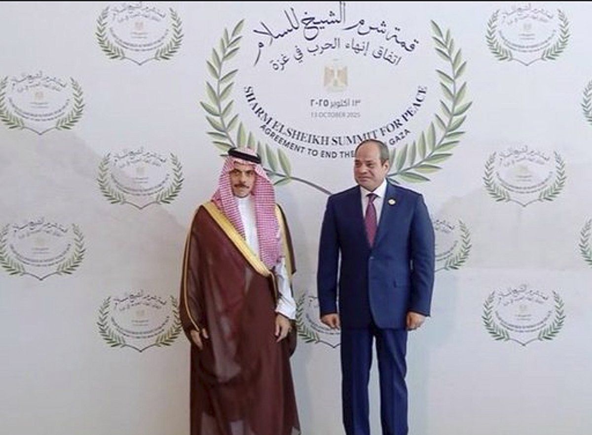 اتفرج – الرئيس المصري يستقبل وزير الخارجية فور وصوله للمشاركة بقمة شرم الشيخ