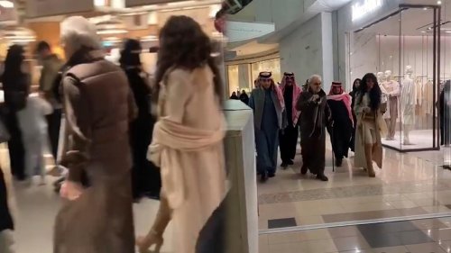 مديرة أعمال الوليد بن طلال الجديدة تزلزل قلوب الشباب بجمالها الشديد وسحر عيونها الجذابة.. شاهد