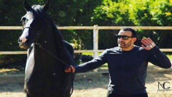 شاهد .. التحقيق فى واقعة سرقة متعلقات مدربة خيول وجواز سفر حصان أحمد السقا بأبو النمرس