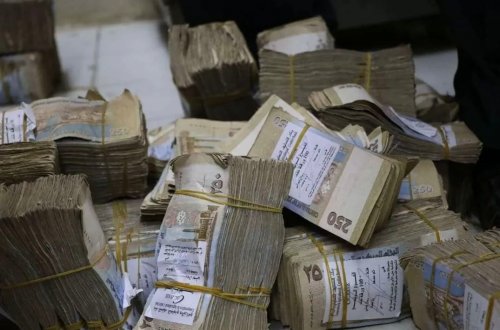 أخيرًا جاء الفرج لليمنيين.. البنك المركزي اليمني يصرف راتب جديد لجميع الموظفين