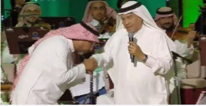 شاهد .. هاني فرحات يعلق على انتقادات ظهوره بـ زي سعودي وتقبيله يد محمد عبده