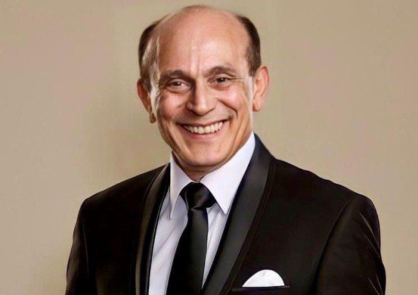 شاهد .. المبدعين العرب يمنح محمد صبحي وسام التفرد الإبداعي