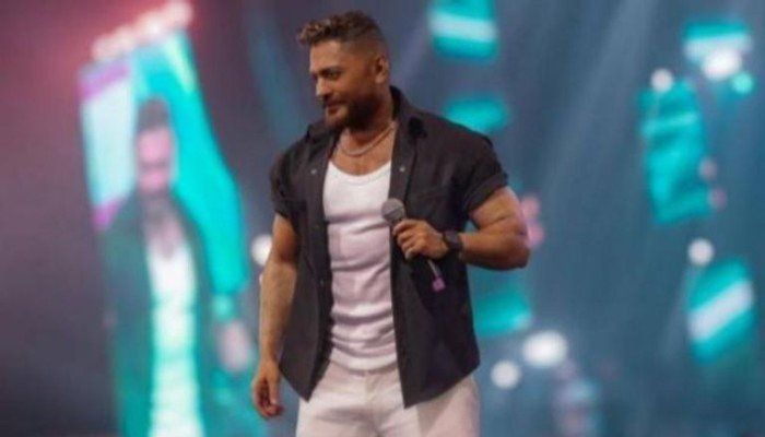 شاهد .. تامر حسني يتألق عالميًا في عرض «فاشن فاكتور» ويحصد جائزة الأيقونة الملهمة لعام 2025