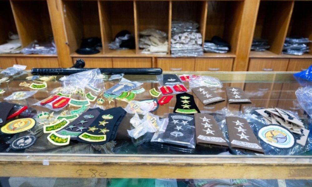 إغلاق محل بالرياض لمخالفة نظام بيع الملابس العسكرية