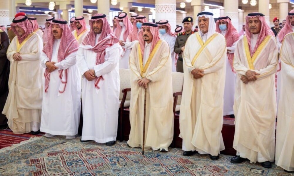 وفاة الأميرة نوف بنت سعود: أمير الرياض يؤدي الصلاة