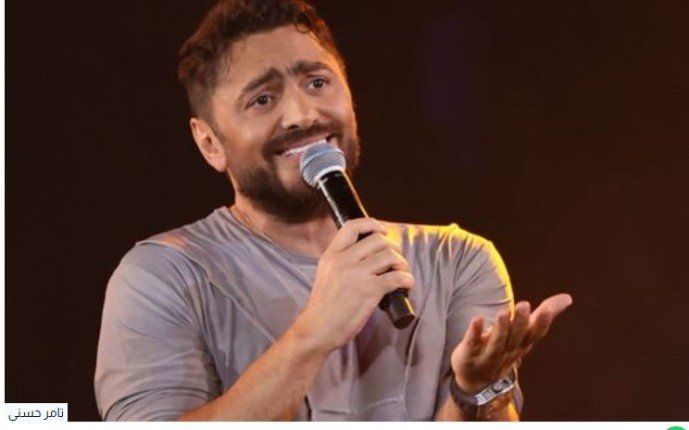 شاهد .. في حفل ضخم.. تامر حسني يشعل حماس طلاب جامعة بدر